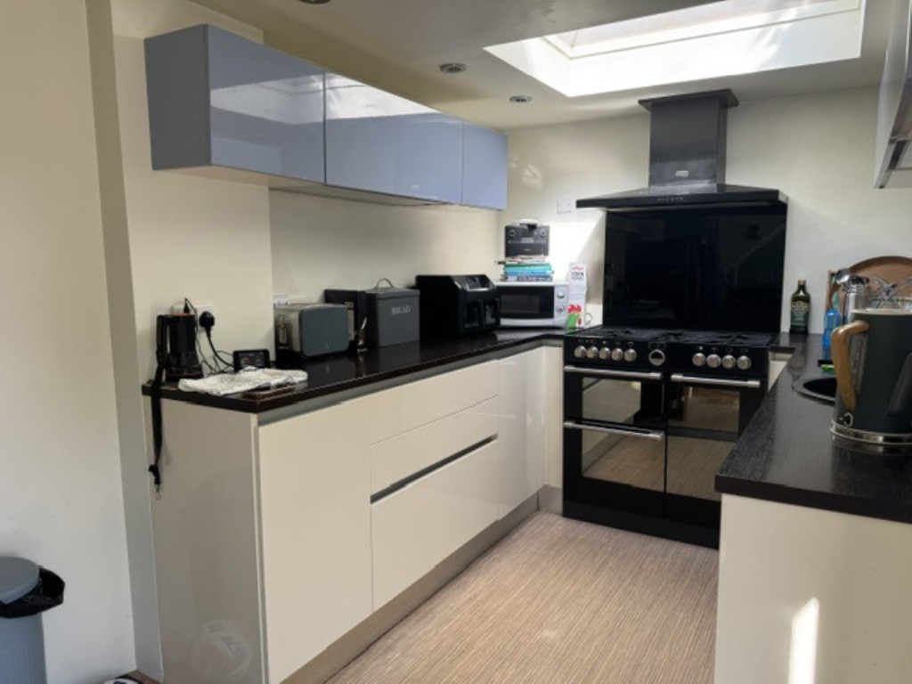 Lot: 77 - FORMER STABLE BLOCK ARRANGED AS A CHARMING COTTAGE WITH GARAGE AND GARDENS - Kitchen